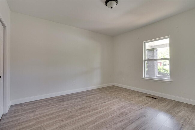 Building Photo - Spacious 4-Bedroom Home in Quiet Neighborh...