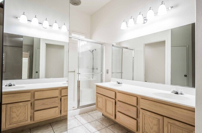Building Photo - Stunning 3 Bedroom home!