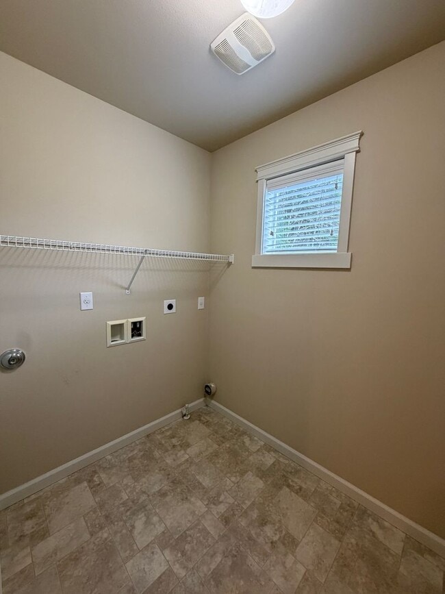 Building Photo - 1204 Burnside Pl