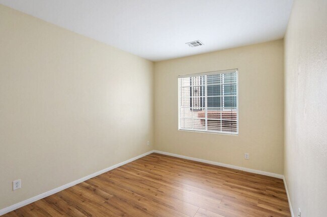 Building Photo - Northwest 3 Bedroom 2.5 Bath Home In Gated...