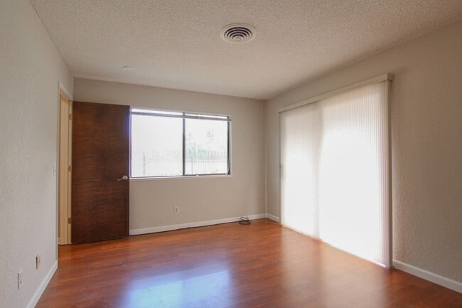 Building Photo - 2 Bedroom Condo for Rent in Redding CA with Pool, Tennis Courts, Garage | The Bluffs