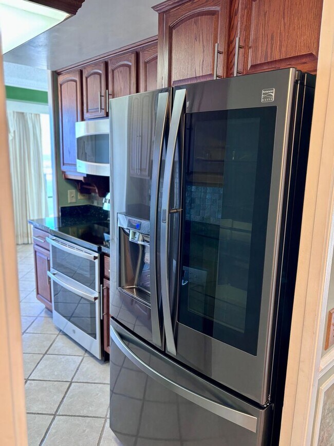 Building Photo - Available Now | 2 Bedroom, 2 bathroom, 1 a...