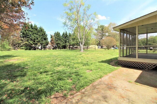 Building Photo - Remodeled Ranch Home in Steele Creek!