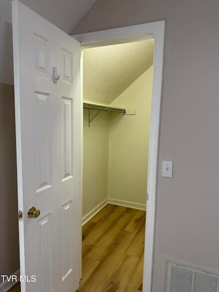 Building Photo - 2503 E Lakeview Dr