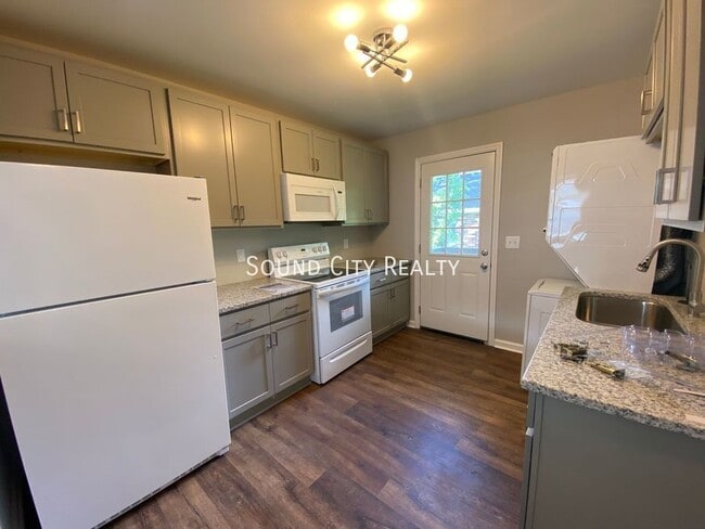 Building Photo - 1905 Hermosa St