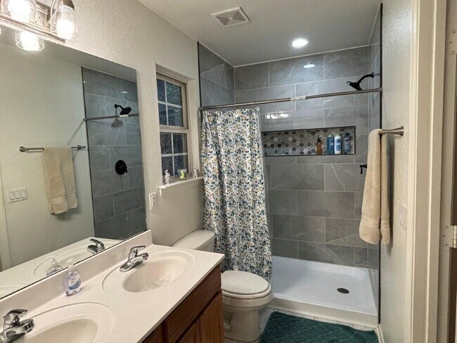 Building Photo - 6 Hart Ln