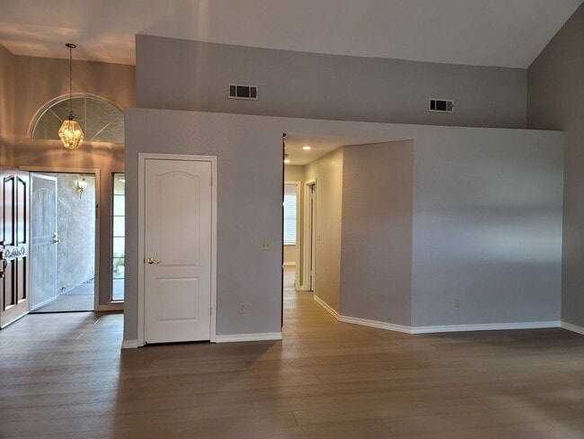 Building Photo - Oakdale Beauty