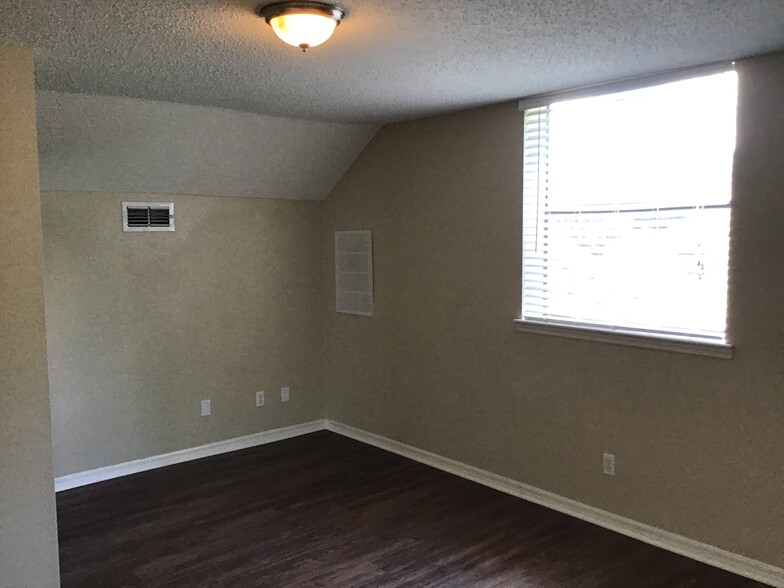 Building Photo - 1133 Olympic Ct