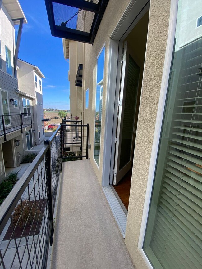 Building Photo - ALMOST NEW, SUPER CLEAN 2 BED, 2.5 BATHS, WOOD FLOORS, STAINLESS STEEL APPLIANCES, CLUBHOUSE WITH...