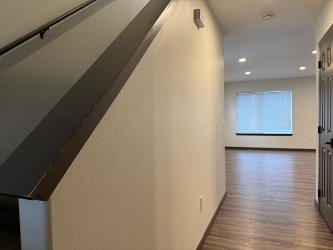 Building Photo - Stunning 4 Bedroom Townhome - $500 SPECIAL MOVE IN CREDIT