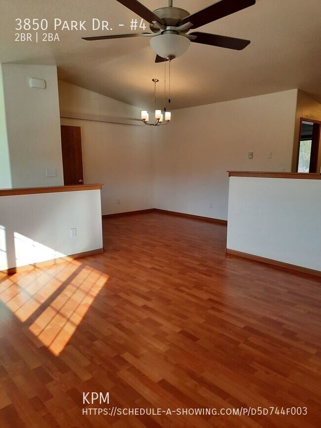Building Photo - 3850 Park Dr