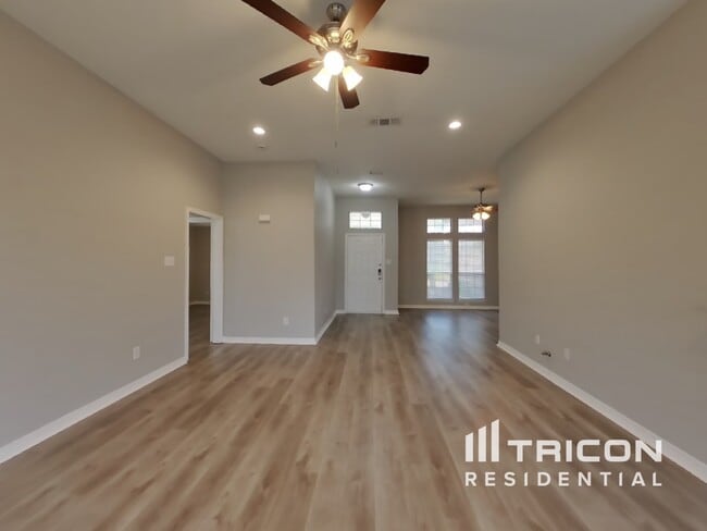 Building Photo - 400 Harvest Hill Ln