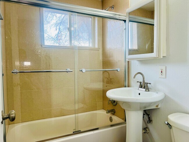 Building Photo - 16th7130