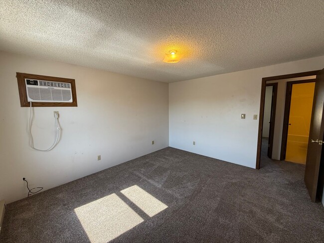 Building Photo - Two bedroom, one and half bathroom, modernly updated townhome!