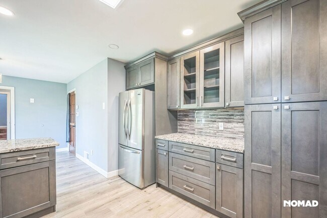 Building Photo - Spacious 3BR, with bonus room House in Law...