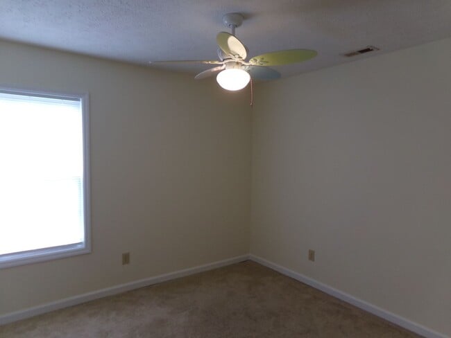 Building Photo - Just minutes from Cherry Point MCAS