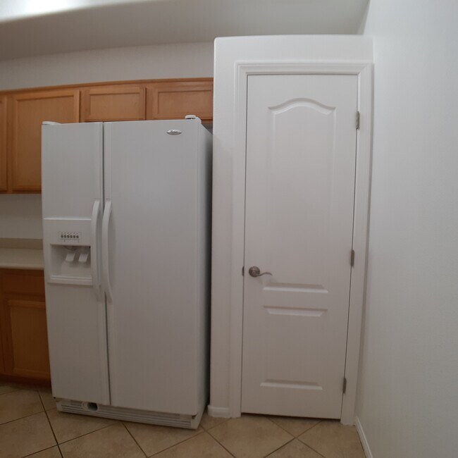 Kitchen - 2305 W Horizon Ridge Pky