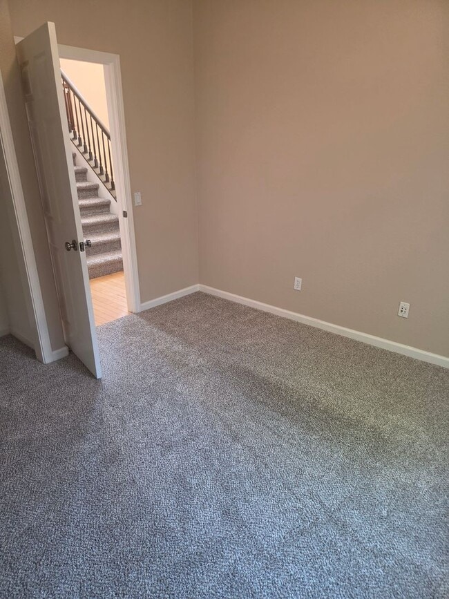 Building Photo - Stunning 4 Bed, 4 Bath Two-Story Home