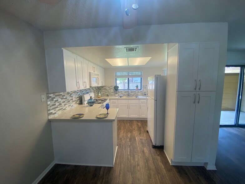 Building Photo - 8324 Vineyard Ave