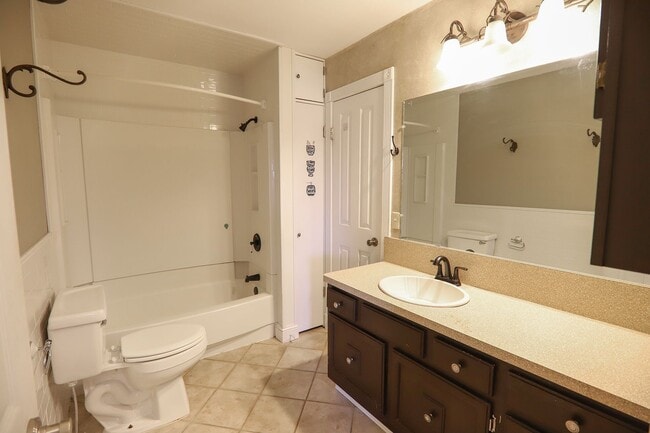 Building Photo - 3 bed, 1.5 bath house
