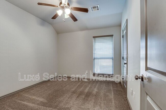 Building Photo - 6133 Oxnard St