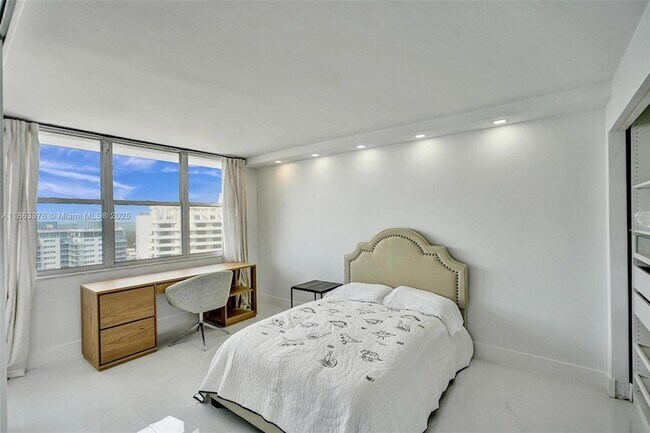 Building Photo - 6039 Collins Ave