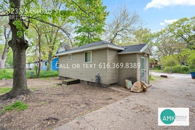 Building Photo - 3233 Sanford St