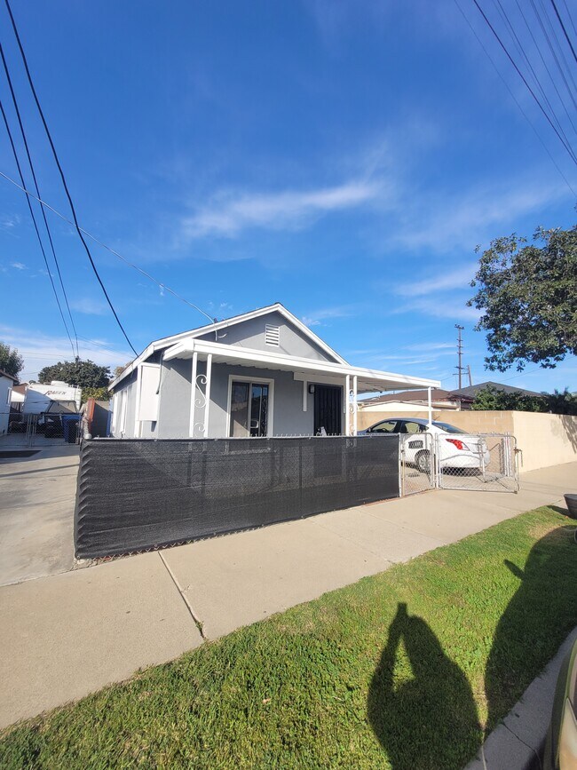 Building Photo - 137 E R St