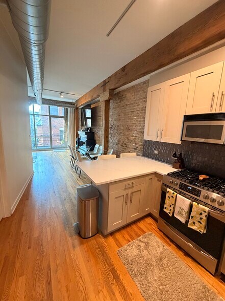 Building Photo - 1344 W Madison St