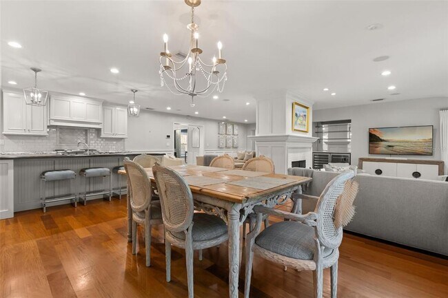 Building Photo - 2220 Vía Tuscany