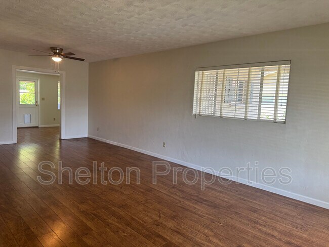 Building Photo - 718 W Glenn Dr