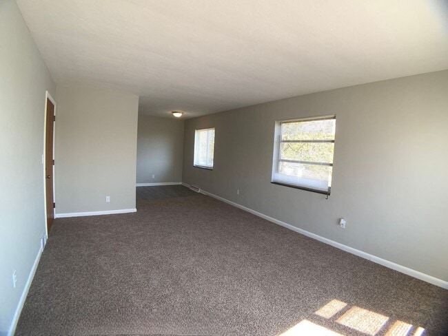 Building Photo - 2425 Springmont Ave