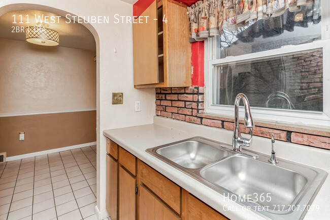 Building Photo - Cozy Urban Living: Charming 2 Bedroom Unit...