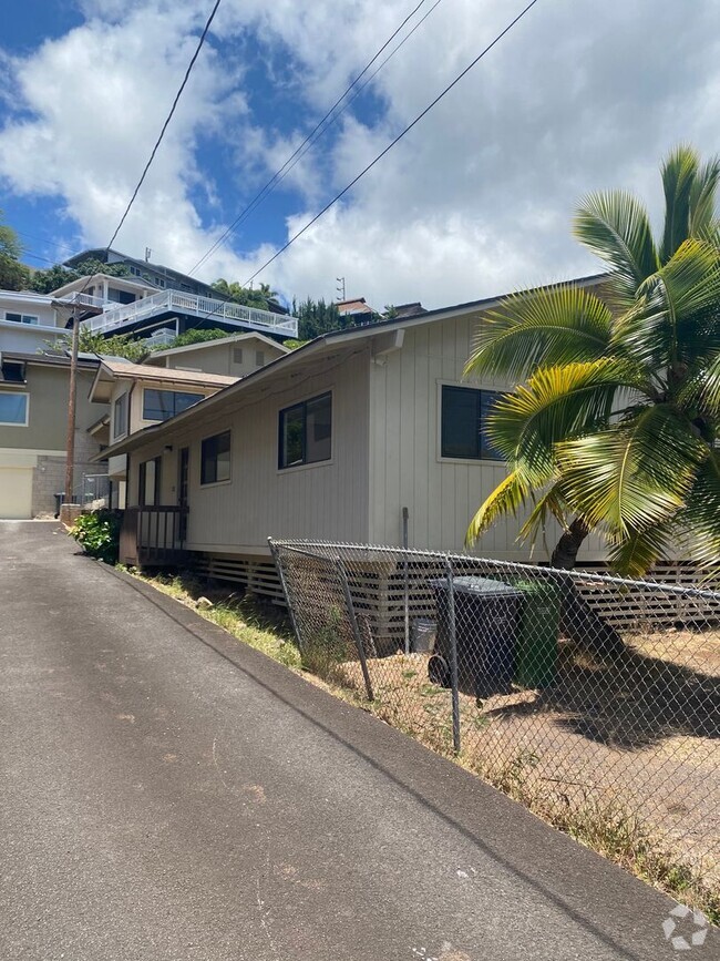 Building Photo - Quiet Kaimuki Neighborhood, 4 bedroom, 2 B...
