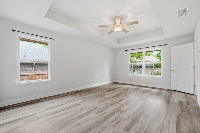 Building Photo - 5810 Crestlake Dr