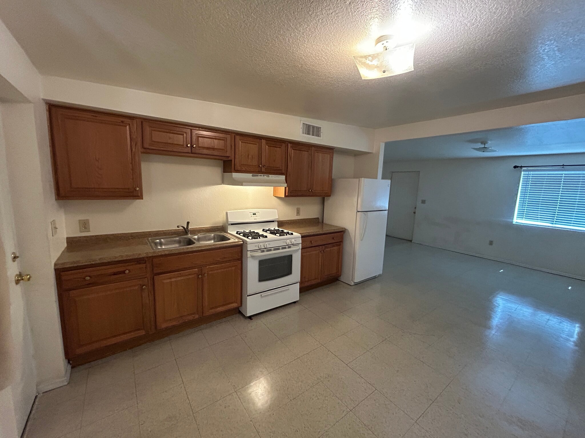 Building Photo - 732 W 44th St