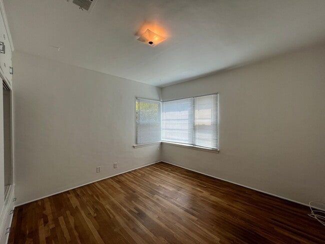 Building Photo - 3 Bedroom Midtown Ventura 1938 Charmer!