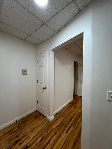 Building Photo - 171 W 48th St