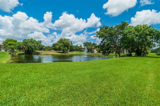 Building Photo - 820 S Hollybrook Dr