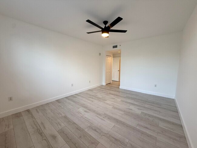 Building Photo - 630 S Sapodilla Ave