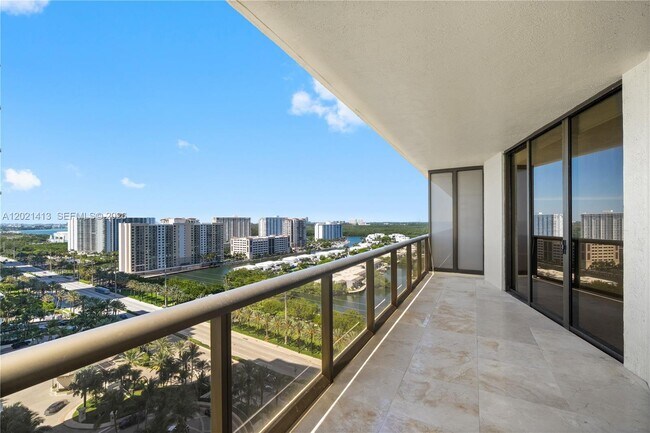 Building Photo - 16275 Collins Ave