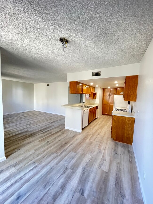 Building Photo - 6033 Estelle St