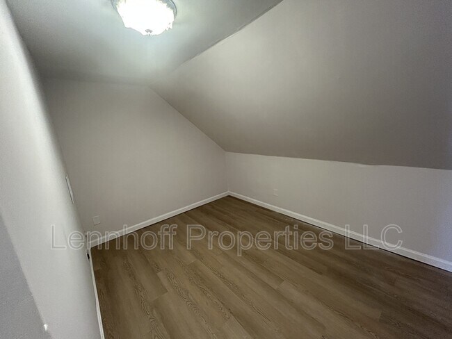 Building Photo - 31 Hilton St