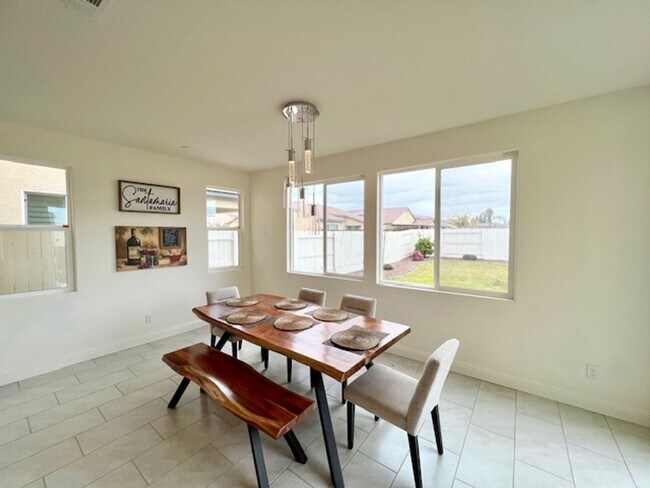 Building Photo - Beautiful 4 Bedroom Home in Clovis!