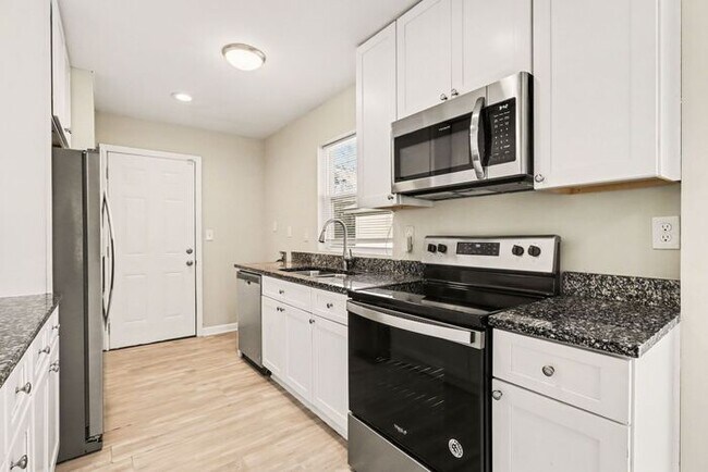 Building Photo - Newly Renovated 3BR/1BA SE Atlanta Gem!