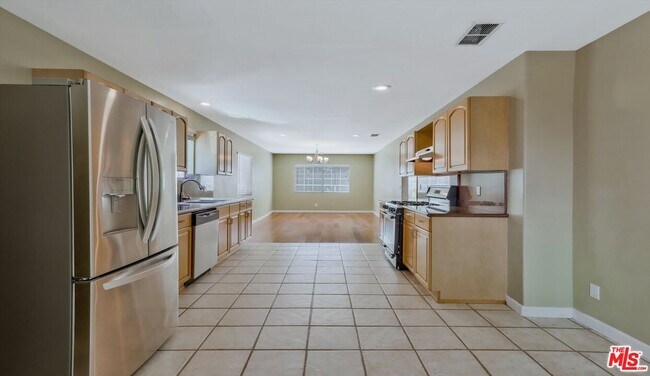 Building Photo - 4009 Beverly Glen Blvd