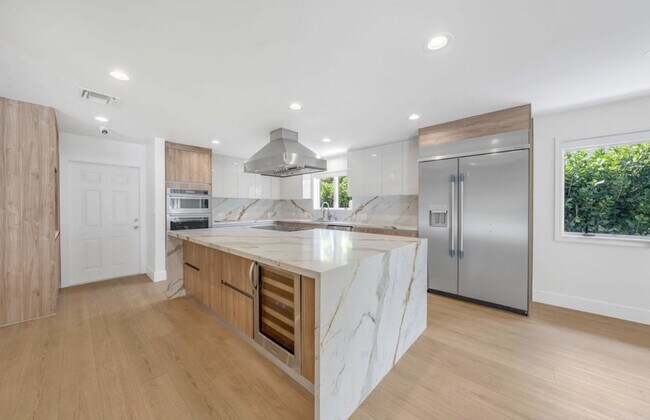 Building Photo - 5120 Carillo St