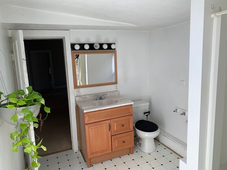 Bathroom - 23 Oxford St