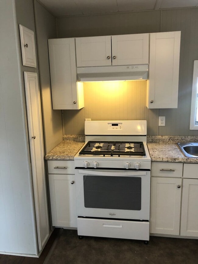 Building Photo - Updated 3 bedroom 1 bath mobile home with open floor plan