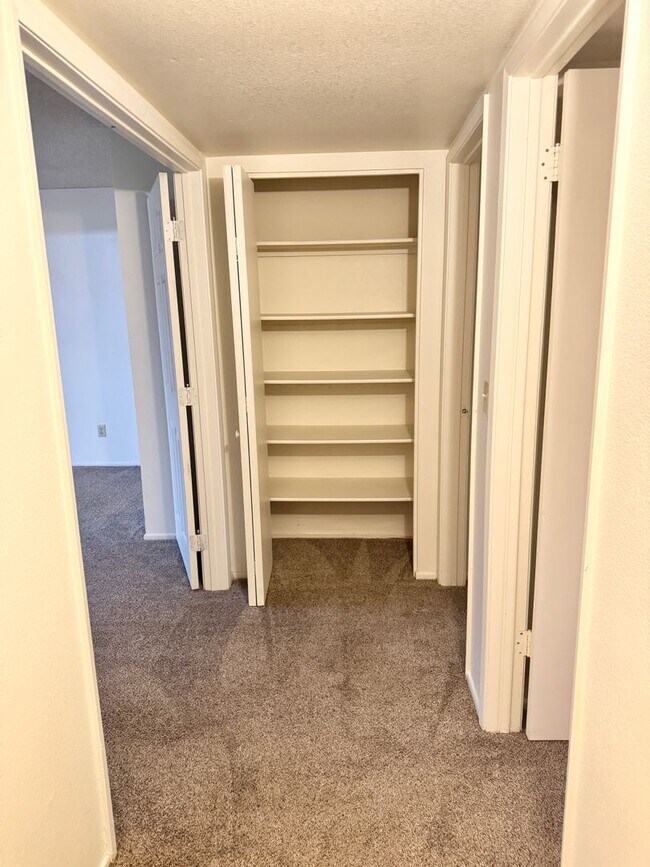 Building Photo - 3 Bedroom / 2 Bath Single Level Home In Gl...